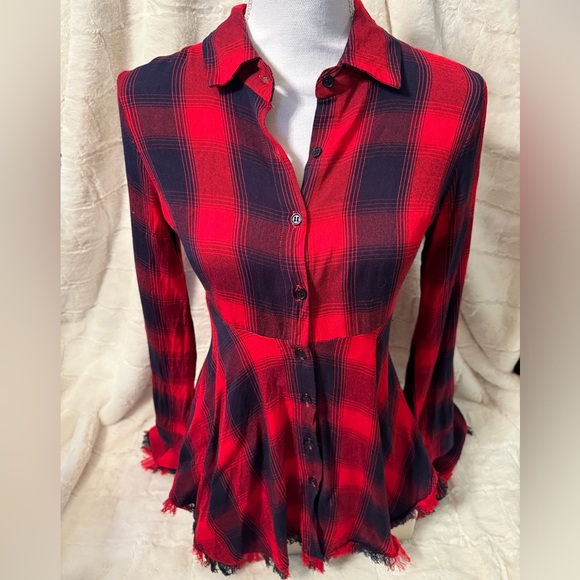 VENUS Tops - ❣️HP NEW Black and Red Hi Low Fringe Hem Top from Venus. Size4 (SM) Long Sleeve.